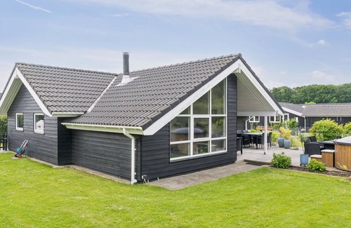 Pøt Strandby House | Oceanview Retreat "Alpa" - Steps from the Beach & Spa