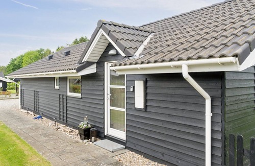 Pøt Strandby House | Oceanview Retreat "Alpa" - Steps from the Beach & Spa