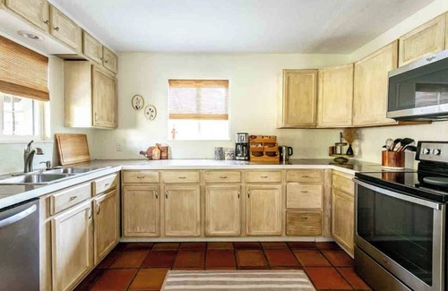 Wimberley Cabin | Alpaca Acres Ranch: 2br Farmhouse in Wimberley near Wineries on 10acres Ranch