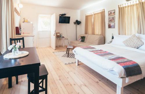 Mitzpe Ramon House | Cozy Alpaca Farm Retreat with Hot Tub & Fireplace