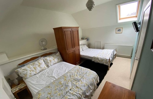 Sittingbourne Cabin | Indulge at Alpaca Lodge: Rated 10/10 with Pool & Kitchen