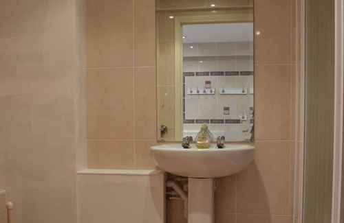 Sittingbourne Cabin | Indulge at Alpaca Lodge: Rated 10/10 with Pool & Kitchen