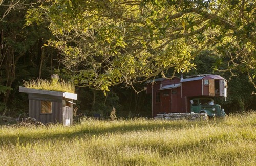 Upper Takaka House | Discover Alpacas Off Grid - Unique House Truck Getaway