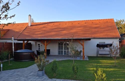 Balatoncsicso Apartment | Highly Rated Alpakavendégház: Perfect for Families