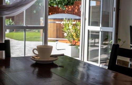 Balatoncsicso Apartment | Highly Rated Alpakavendégház: Perfect for Families