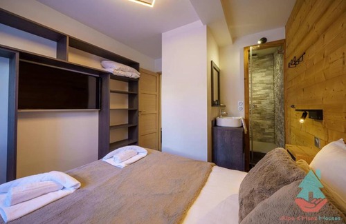 Jeux Apartment | Discover Chez Stella: Modern 3-Bedroom in Prime Location