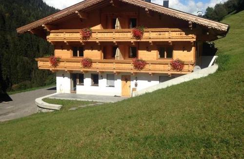 Volders Apartment | Family-Friendly Alpen-Appartement Auerhof with Kitchen Access