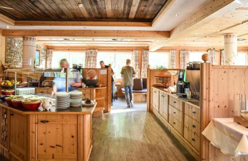 Lermoos Apartment | Discover Alpen Appartements Lärchenhof: Pool & Spa Retreat