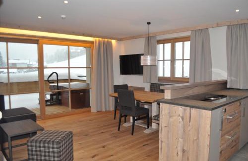 Kirchberg in Tirol Apartment | Pet-Friendly Alpen Chalet Dorfwies with Hot Tub & 9.7 Rating
