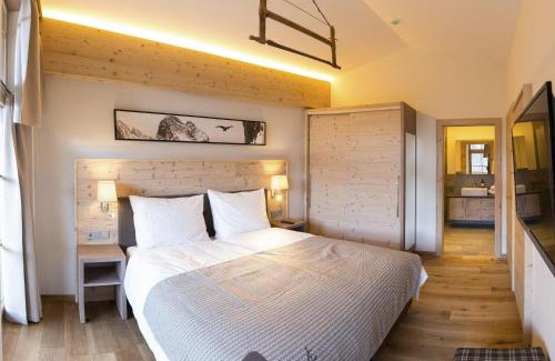 Kirchberg in Tirol Apartment | Pet-Friendly Alpen Chalet Dorfwies with Hot Tub & 9.7 Rating