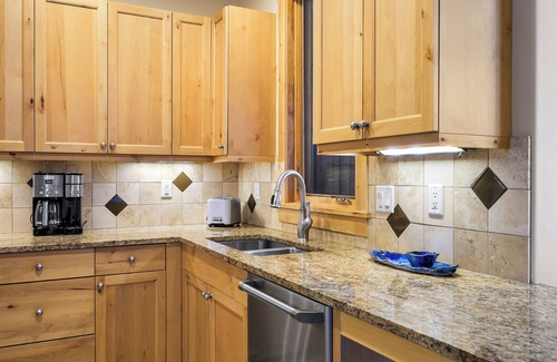 Downtown Steamboat Springs House | Alpen Glow Row House 5: Top-Rated with Spa & Kitchen Access