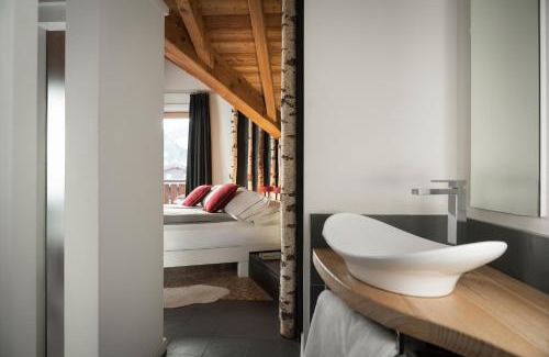 Valdidentro Hotel | Alpen Hotel Chalet: Pet-Friendly Oasis with Ocean Views