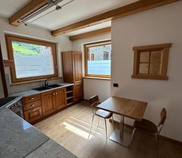 Valdidentro Hotel | Alpen Hotel Chalet: Pet-Friendly Oasis with Ocean Views