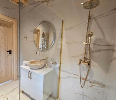Krempachy Ski Chalet | Inviting Alpen House: Family-Friendly with Relaxing Hot Tub