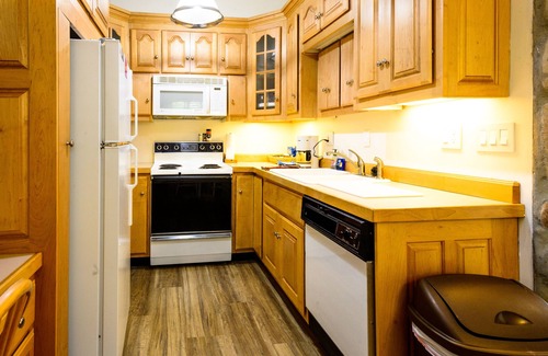 Evergreen Cabin | Alpen Way Chalet Mountain Lodge: Spa & Eco-Friendly Retreat