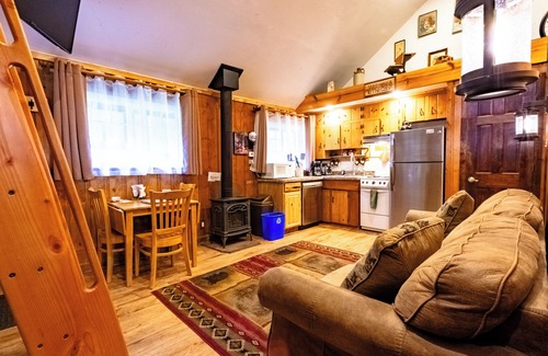Evergreen Cabin | Alpen Way Chalet Mountain Lodge: Spa & Eco-Friendly Retreat