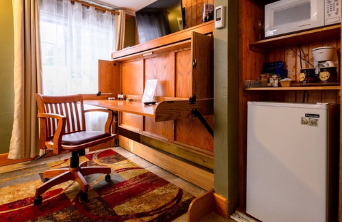 Evergreen Cabin | Alpen Way Chalet Mountain Lodge: Spa & Eco-Friendly Retreat