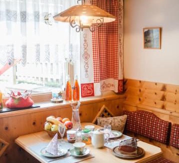 Sankt Jakob in Defereggen Apartment | Alpenfrieden: Family-Friendly Retreat with Hot Tub Access