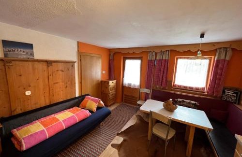 Sankt Jakob in Defereggen Apartment | Alpenfrieden: Family-Friendly Retreat with Hot Tub Access