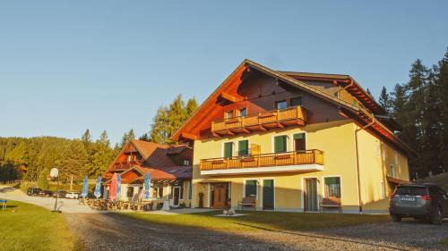 Wolfsberg House | Highly Rated Alpengasthaus Gießlhütte: Family-Friendly Retreat