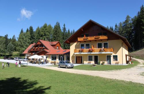 Wolfsberg House | Highly Rated Alpengasthaus Gießlhütte: Family-Friendly Retreat