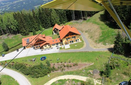 Wolfsberg House | Highly Rated Alpengasthaus Gießlhütte: Family-Friendly Retreat