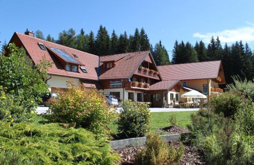 Wolfsberg House | Highly Rated Alpengasthaus Gießlhütte: Family-Friendly Retreat