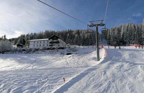 Aspangberg-Sankt Peter Hotel | Alpengasthof Fernblick: Family-Friendly Retreat with Dining