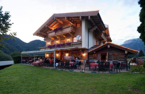 Waidring House | Discover Alpengasthof Oberweissbach: Pet-Friendly Retreat