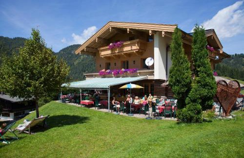 Waidring House | Discover Alpengasthof Oberweissbach: Pet-Friendly Retreat