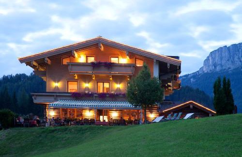 Waidring House | Discover Alpengasthof Oberweissbach: Pet-Friendly Retreat