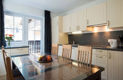Bad Gastein Apartment | Unforgettable Alpenhof: Family-Friendly with Kitchen & Breakfast