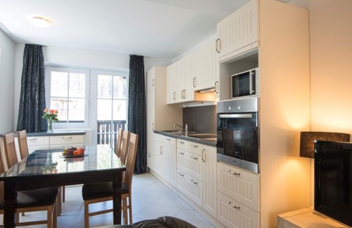 Bad Gastein Apartment | Unforgettable Alpenhof: Family-Friendly with Kitchen & Breakfast