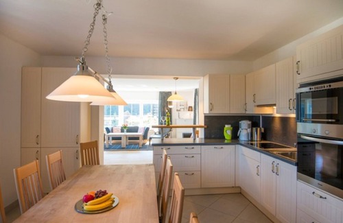 Bad Gastein Apartment | Unforgettable Alpenhof: Family-Friendly with Kitchen & Breakfast