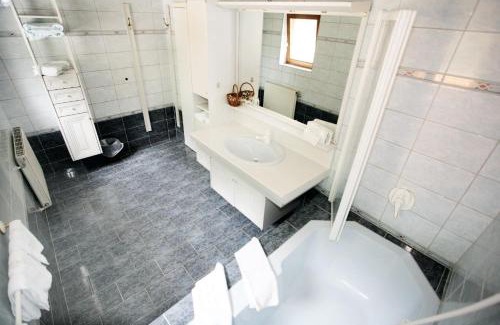 Neustift Im Stubaital Hotel | Discover Alpenhotel Fernau: Oceanfront Bliss Awaits