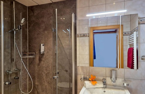 Bad Gastein Cottage | Scenic Alpenpension GASTEIN: Double Room with Mountain View
