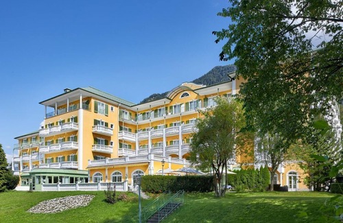 Bad Hofgastein House | Experience Comfort at The Alpenhaus Gasteinertal with Balcony