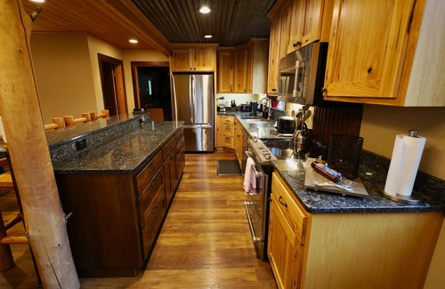 Adna House | Alpha Lodge: Perfect Family Retreat with Game Room Fun