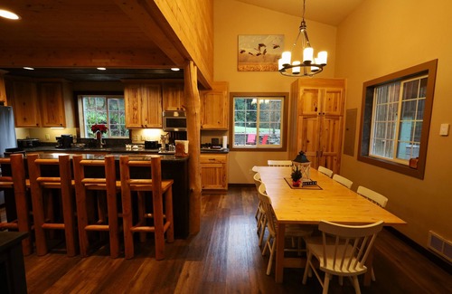 Adna House | Alpha Lodge: Perfect Family Retreat with Game Room Fun