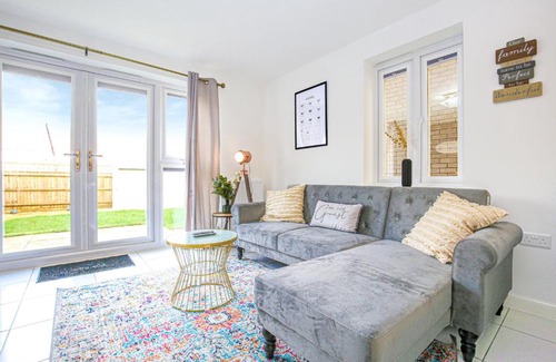 Milton Keynes House | Comfortable Alpha Properties 1: One Bedroom with Fast Wifi