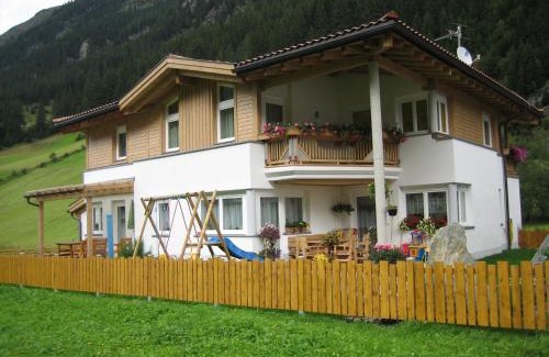 Sankt Leonhard im Pitztal Apartment | Top-Rated Alpina Appartement with Family-Friendly Amenities