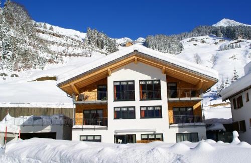 Schroecken Apartment | Alpina Appartements: Pet-Friendly Retreat with Hot Tub