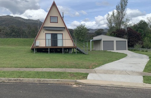 Khancoban House | Idyllic Alpine A Frame with Lake View and Family-Friendly Perks