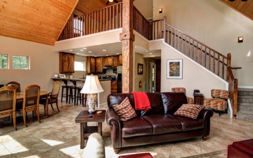 Yosemite West House | Discover Alpine Aerie: Family-Friendly Retreat with High Ratings