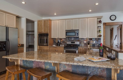 Alpine Northwest House | Experience Alpine Airspace: Family-Friendly Dining & More