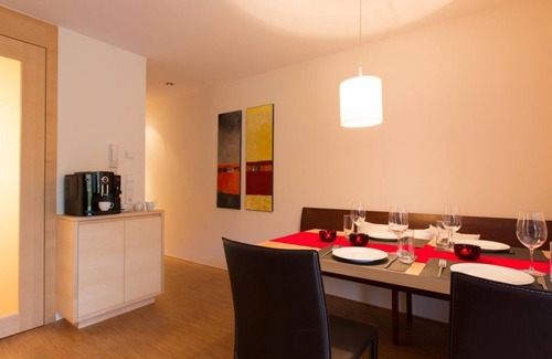 Warth Apartment | Cozy Alpine Apartment Bergkönig with Spa & Family Fun