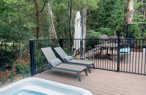 Merrijig Cabin | Wombat Cabin: Cozy Ski Retreat with Sauna & Spa Near Mt Buller