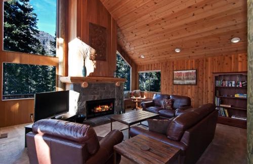 Alpine Meadows House | Pet-Friendly Retreat with Hot Tub near Palisades Tahoe