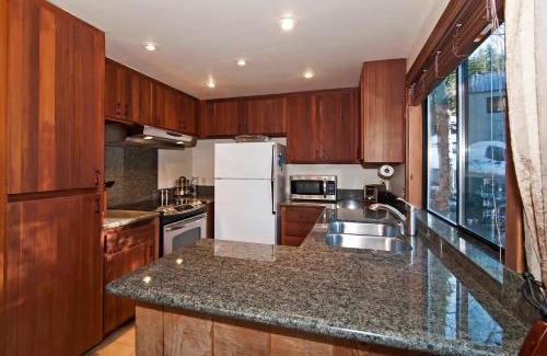 Alpine Meadows House | Pet-Friendly Retreat with Hot Tub near Palisades Tahoe