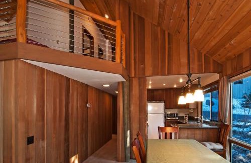 Alpine Meadows House | Pet-Friendly Retreat with Hot Tub near Palisades Tahoe